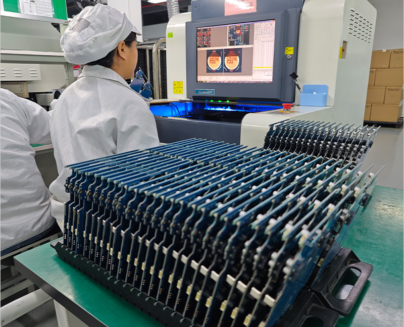 Images d\'employés de Luphi Electronics impliqués dans les processus PCBA