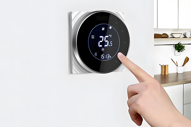 Écran LCD à segments pour un thermostat numérique intelligent, affichant les paramètres de température et l\'interface utilisateur.