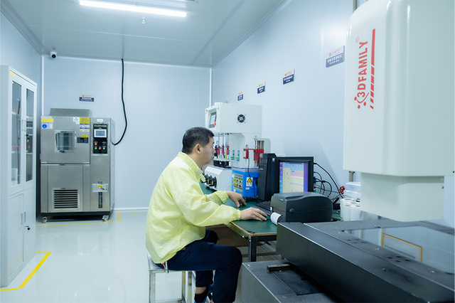 Personnel dédié chez Luphi Electronics engagé dans des tâches de contrôle qualité et de production Luphi Electronics -2 