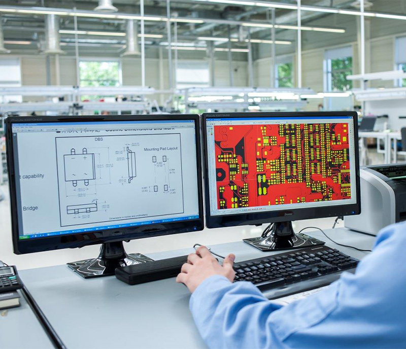Employés de Luphi Electronics utilisant un logiciel de conception pour créer des produits d\'interface utilisateur