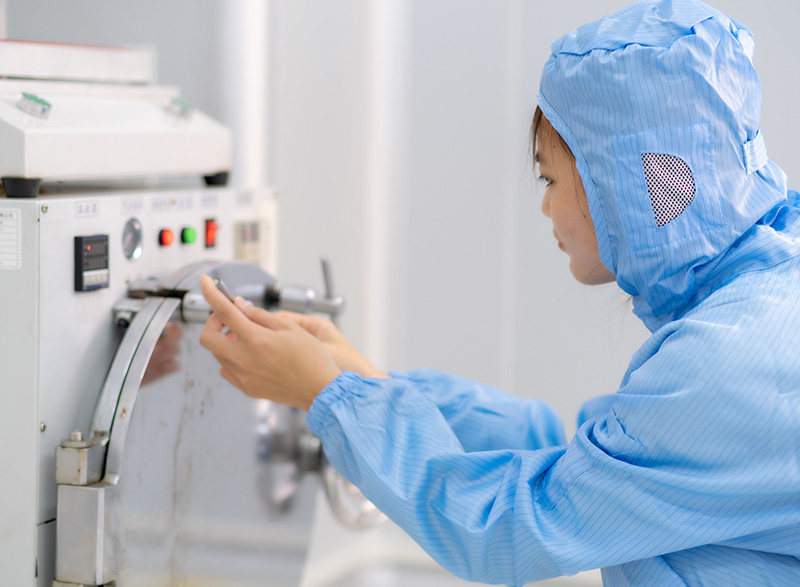Employé de Luphi Electronics assemblant un prototype d\'interrupteur à membrane