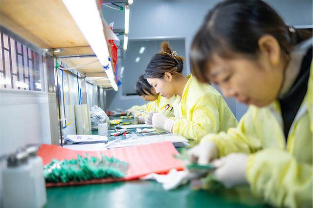 Personnel dédié chez Luphi Electronics engagé dans des tâches de contrôle qualité et de production Luphi Electronics - 1
