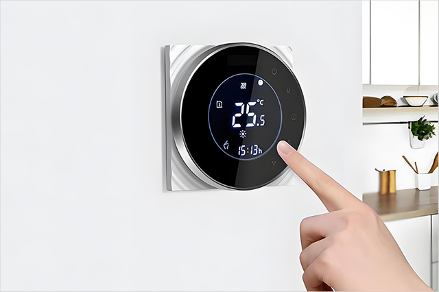 Écran LCD à segments pour un thermostat numérique intelligent, affichant les paramètres de température et l'interface utilisateur