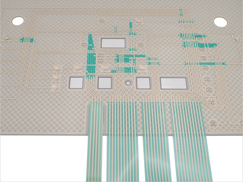 Couche de circuit d\'un interrupteur à membrane de Luphi Electronics, présentant des encres conductrices imprimées sur PET flexible, essentielles à la fonctionnalité de l\'interrupteur